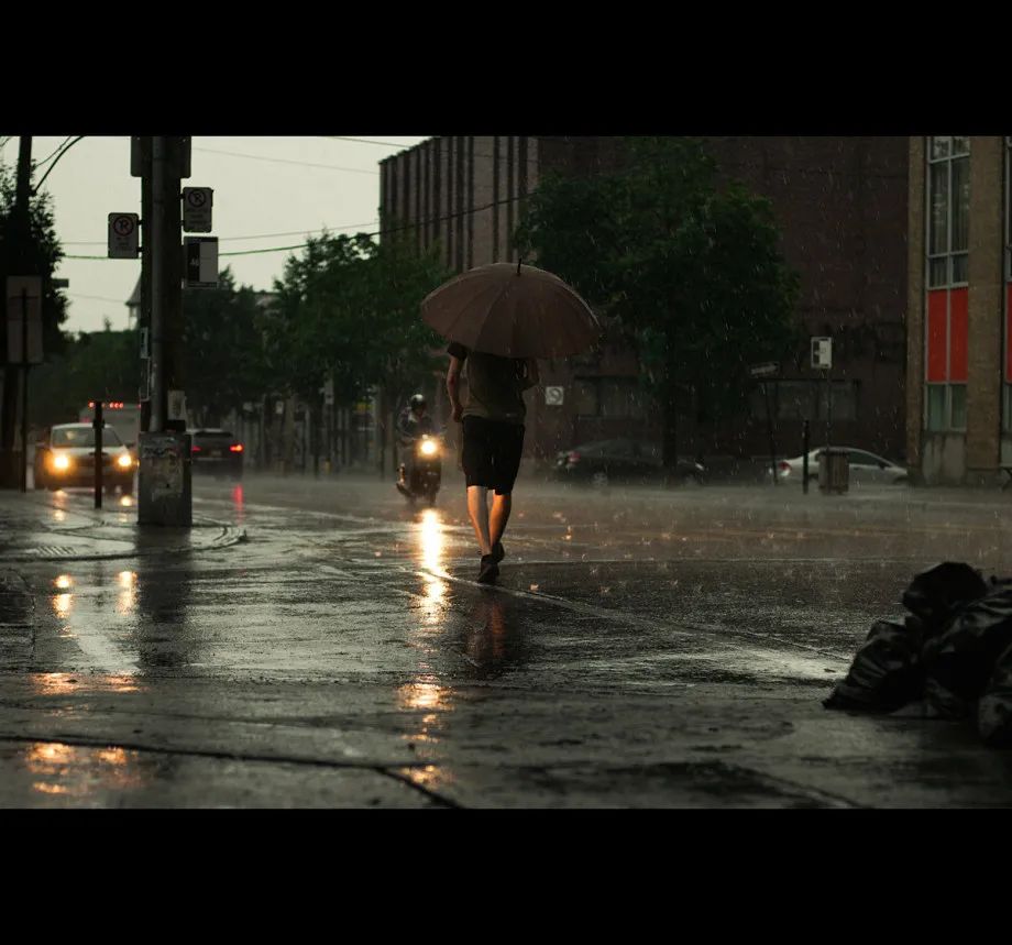 雨天的街头,满满色彩浓郁的电影感