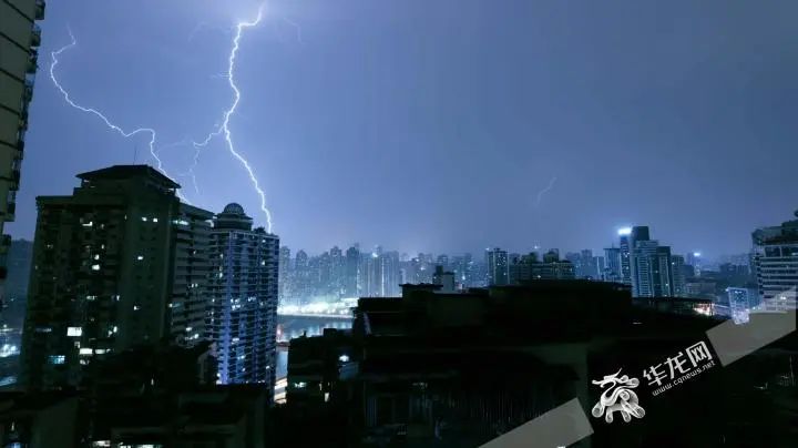 一夜惊醒梦中人:举头望风雨雷电 低头看遍地冰雹