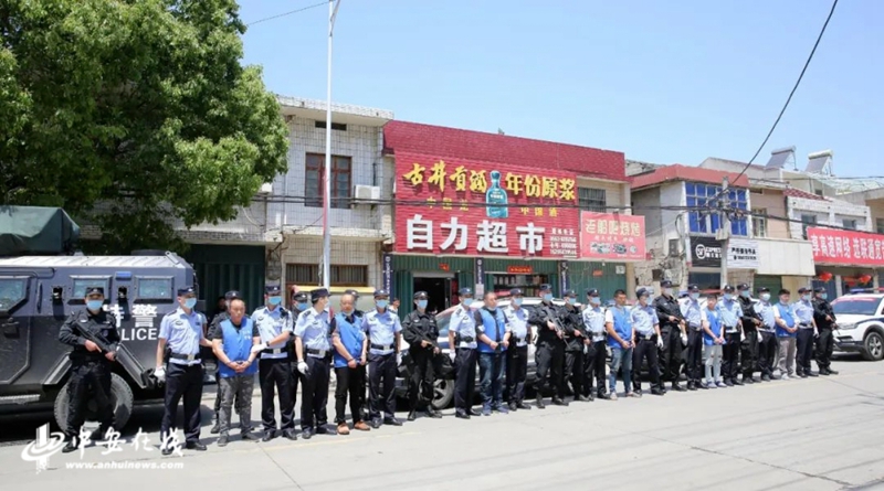 16辆警车出动80余名警力 无为警方武装押解犯罪嫌疑人