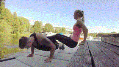 情侣一起健身8年,瘦小的身材变强壮了,魅力也大大提升