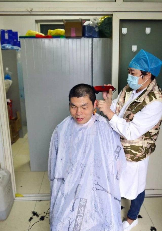 张继磊 正在理发
