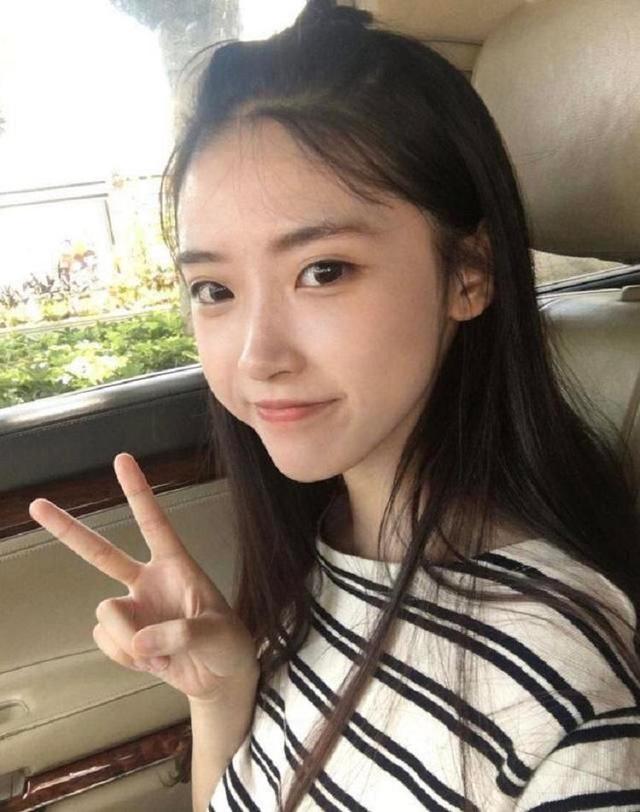 因剪刀手照片走红的黄婷,曾被富豪许诺娶她为妻,如今长成网红脸__凤凰