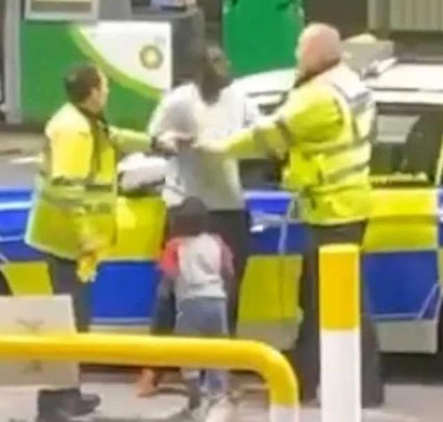 英黑男与白警争执被电击倒地,儿子吓哭以为父中枪