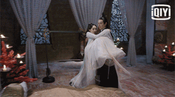 做各种事 比如走几步路然后稳稳蹲下轻轻放在路边 这杨幂还算配合的