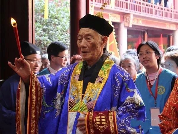 雷部分一府两院三司,一府即是神霄玉清府,简称神雷玉府.