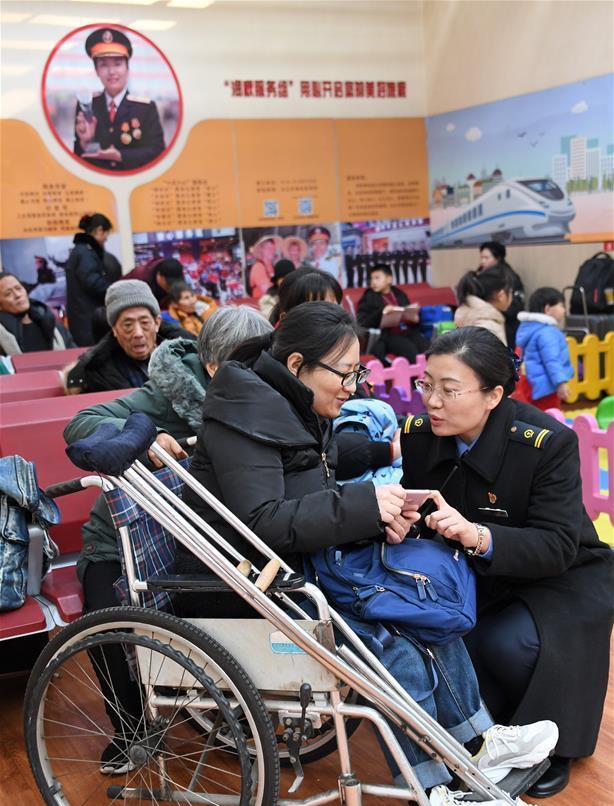 1月15日,张润秋在"润秋爱心服务区"为准备乘车回家的旅客提供服务.