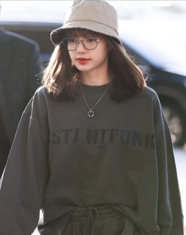 lisa私服街拍照太吸睛,身穿一身灰色休闲装,真是随性又慵懒