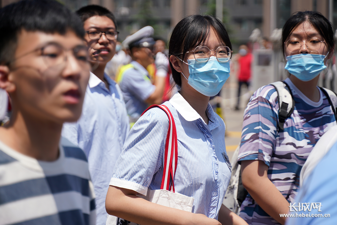 2020年高考首场考试结束,唐山考生有序走出考场.