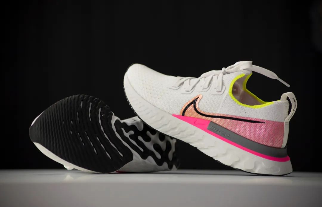 不同的是,nike react infinity run所采用的react技术中底,要比上一代