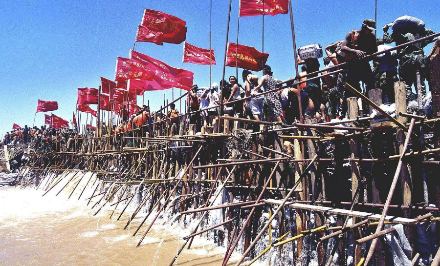 1998年的特大洪水,爆发流域包括长江,嫩江与松花江.