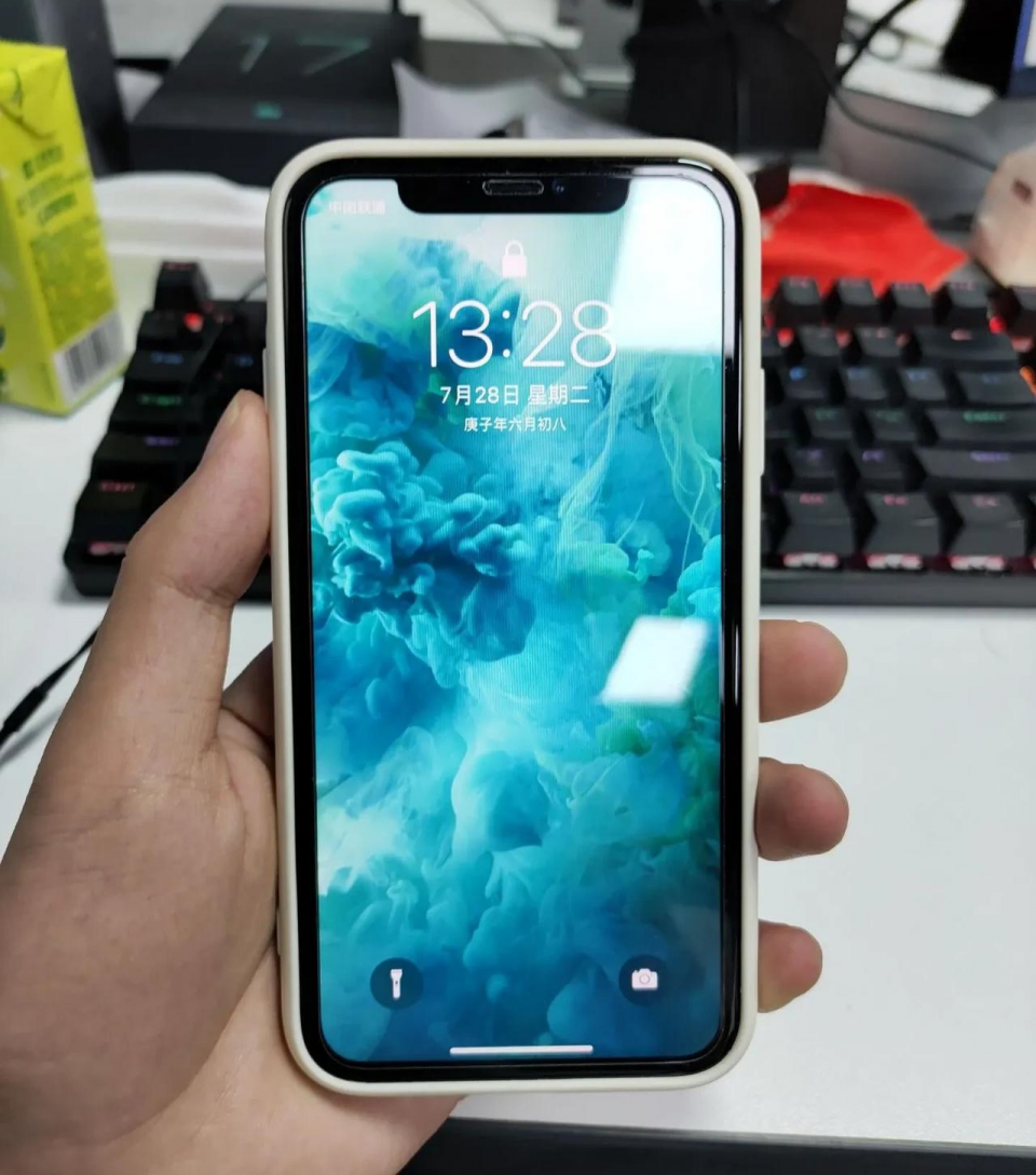 正好身边有这样一个案例,也是从苹果换到find x2的,他也在iphone11和