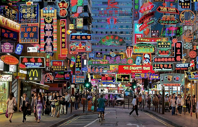 香港最鲜明的生活场景,除了繁华商业街的人潮涌动以外,莫过于地铁里的