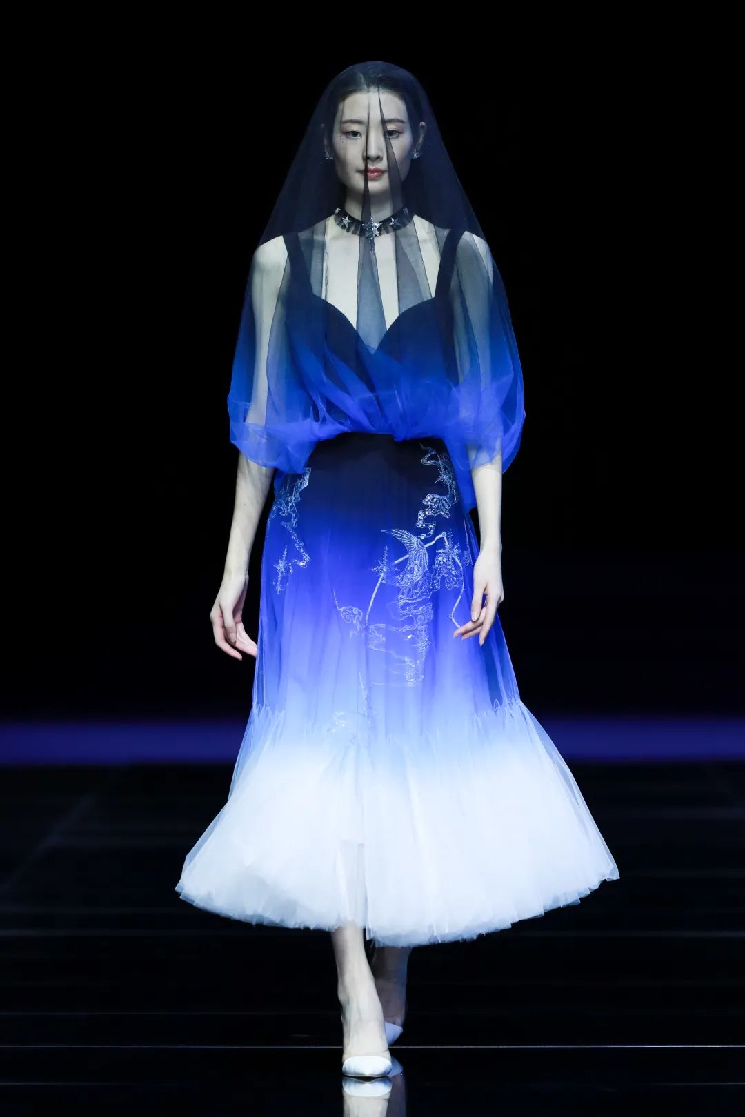 2021春夏服装流行元素,2021新款女装 趋势| 2021春夏中国国际时装周流行设计手法及元素分析