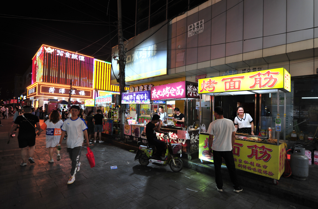 美食广场干净卫生 颇受市民欢迎 除了各种卖服饰和小物品的摊位,在市