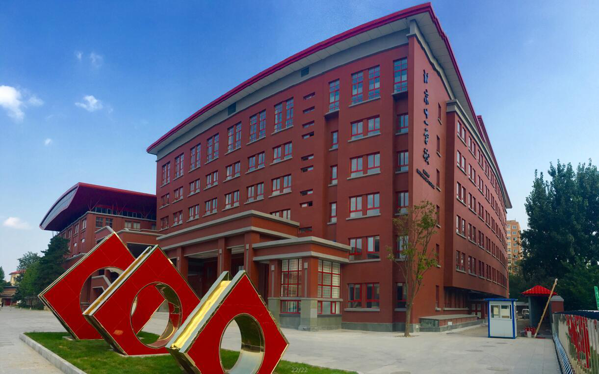 学校整体设计主题为"高台书院盛世红莲",体现桓台红莲湖的地域特色和