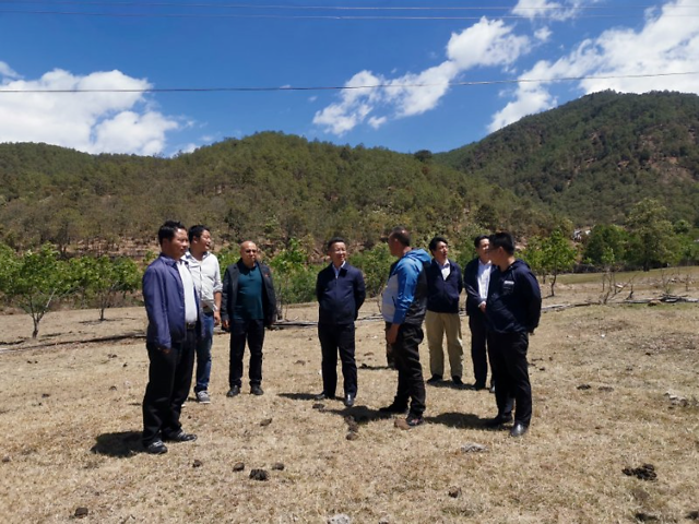 (来源:玉龙之窗) 5月6日,永胜县委书记杨晓敏到东山乡牦牛坪村委会大