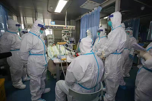 战疫者|武汉医生扭脚后坚持隔离病房工作,被称"拐杖医生"