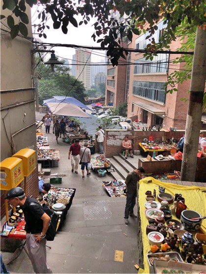 好魔幻啊!中兴路上的重庆"鬼市",满满的全是老重庆记忆