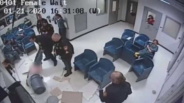 大写尴尬！美女绑匪爬天花板越狱头朝下跌入垃圾桶