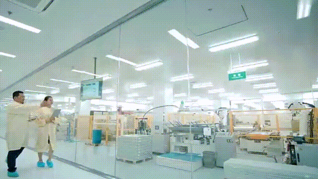 电子屏上正显示 cps通过数字孪生技术实现的生产实景映射 该工厂具备