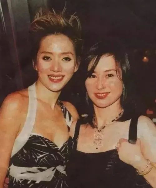 四女,从左到右何超蕸,何超凤,何超仪,何超琼