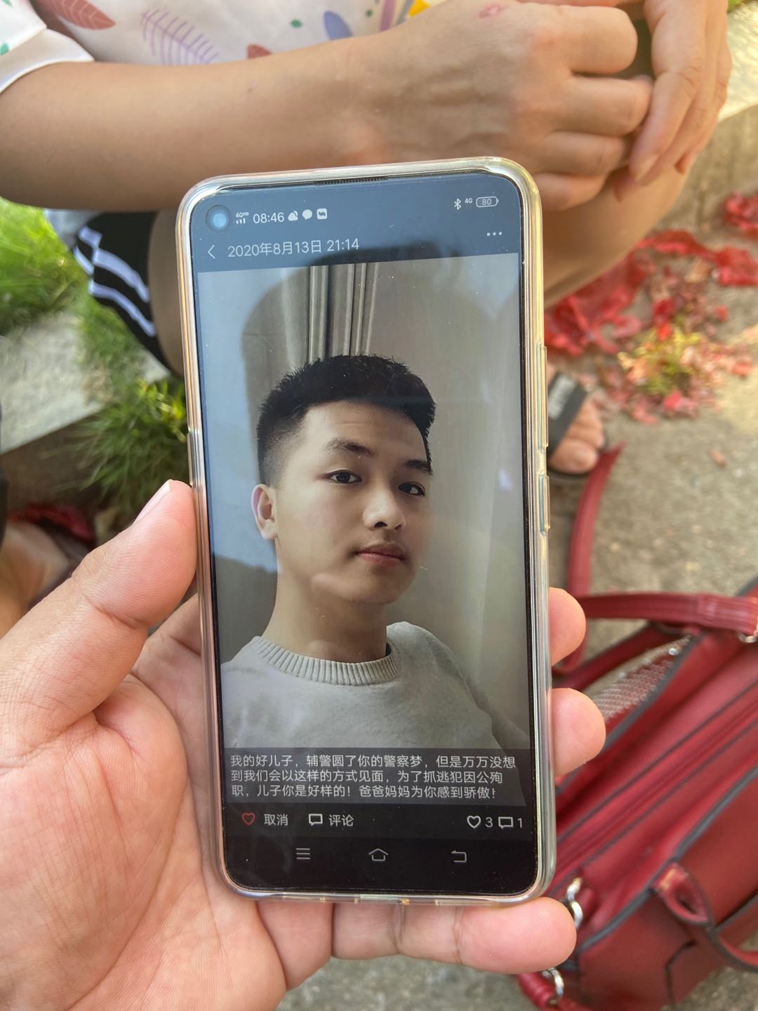 杜海华被撞去世后，其父母在儿子微信朋友圈发布的动态。称其为其感到骄傲。澎湃新闻 图