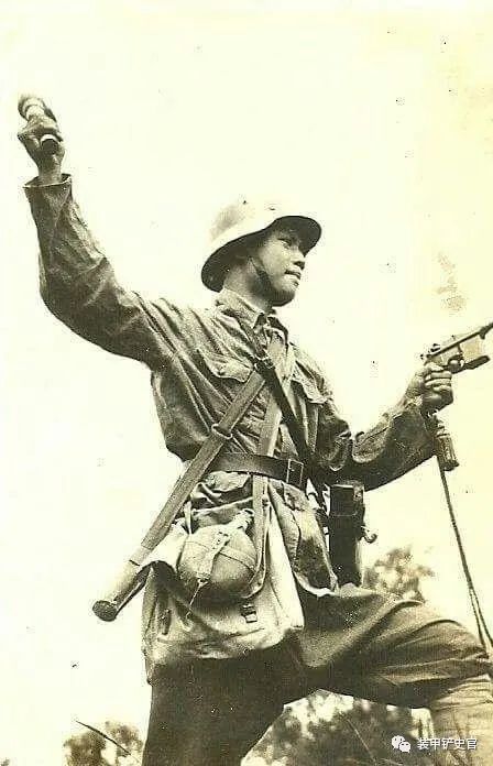 从上至下分别是mg34通用机枪,g-43半自动步枪,kar98k栓动步枪以及stg