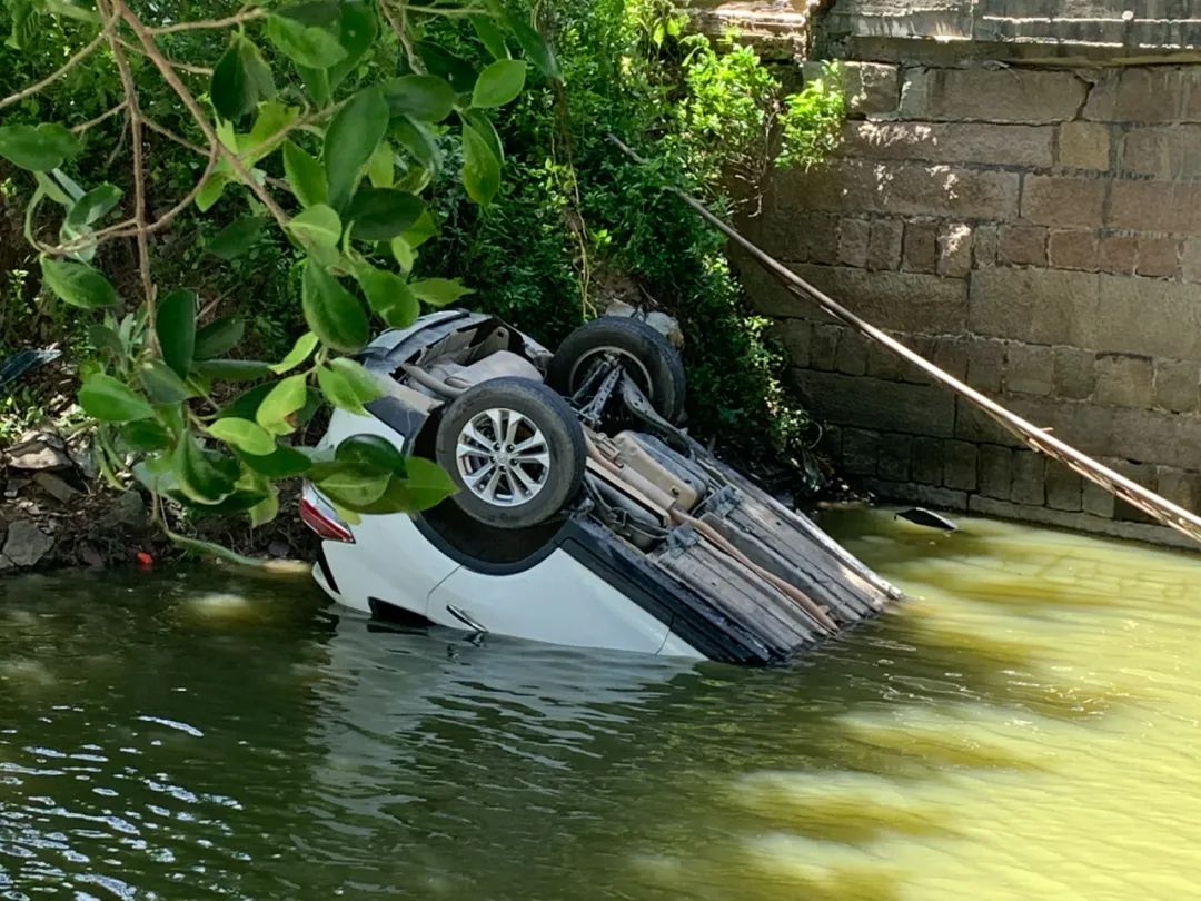 女子驾车坠河漂浮半小时遇难根本原因不是救援不力而是女新司机