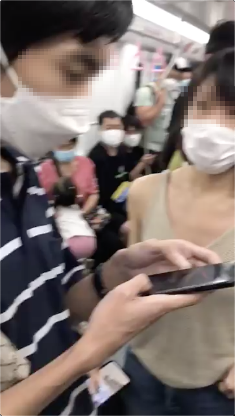 沪一男子地铁上偷拍女乘客隐私部位 被小姐姐一顿训!