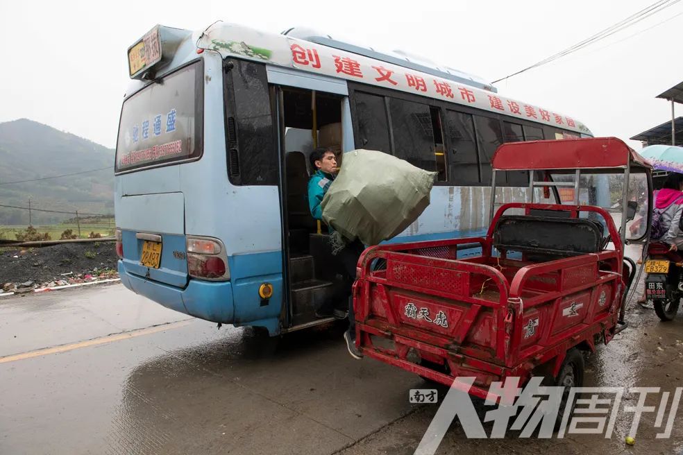 搭上乡村公交车，和司机乘客聊聊他们的故事