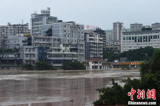 图为綦江南州小学操场被淹没至篮筐顶部.