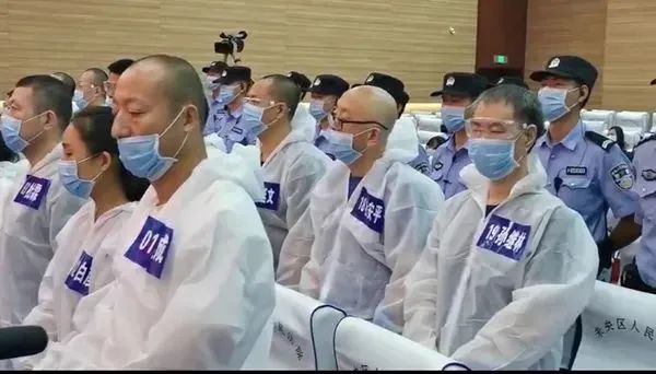 青锋石河子市公安局副局长白波利用公职身份和手中权力,网罗社会闲散