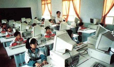 90年代云南省昭通市的街面和人文景观(乐居小学电教室)