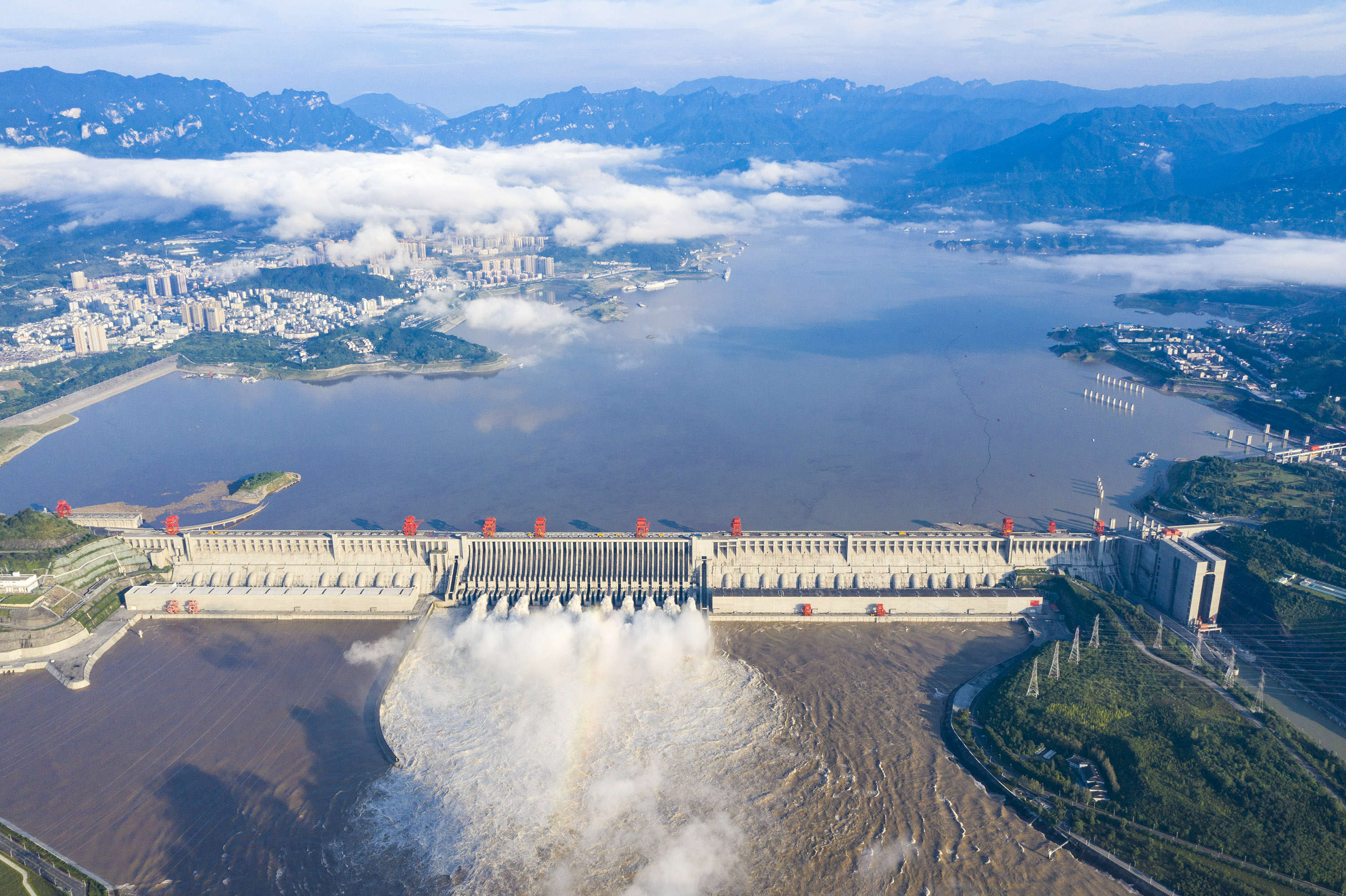 三峡大坝现建库以来最大洪峰 首度开启11孔泄洪