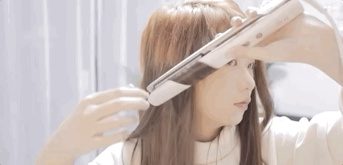 女人天下 正文  step 2:用皮筋将头发分层,把大的假发片从后到两侧戴