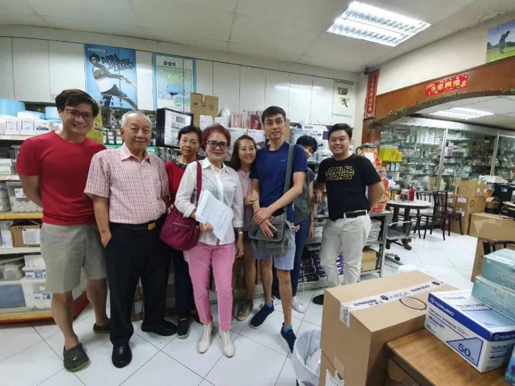 远在新加坡情系中国,华侨作家发动全家寄四批医疗物资