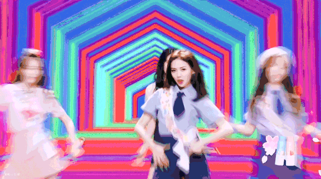 看见她的表现就知道本人是一个自信有实力的女孩,又拽又美的神态太