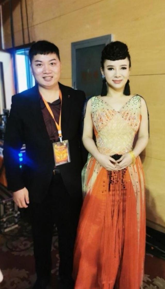李孟孟(左)与2011年星光大道总冠军刘赛(右)