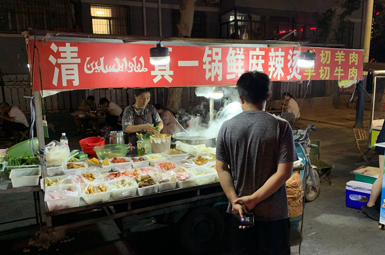 菏泽最火的地摊夜市——和平南路,深藏着上百种街头美食