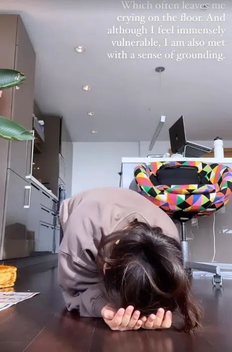 到后面,yasmine的情绪一度崩溃,她跪在地上抱头痛哭,明显能感觉到她的