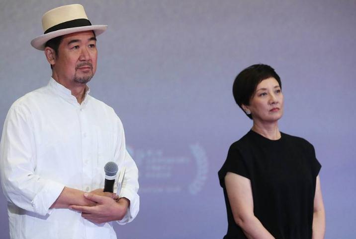 63岁邓婕近照颈纹严重手臂粗壮但气质出众果然自然老去最美