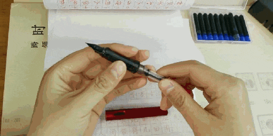 咱们这款钢笔,配有特殊的旋转上墨器,将笔舌周围和笔握内多余的墨水