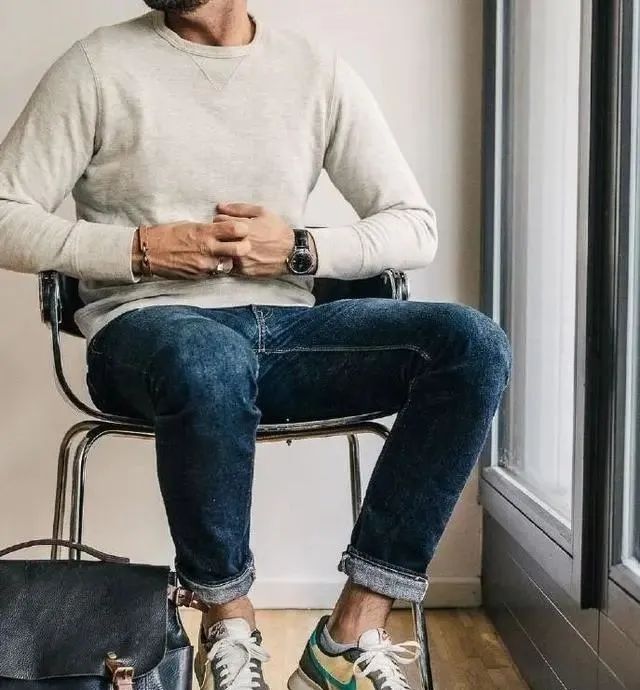 叠穿方面:一般是两两搭配,比如卫衣 马甲,衬衫 t恤,夹克 衬衫等,搭配
