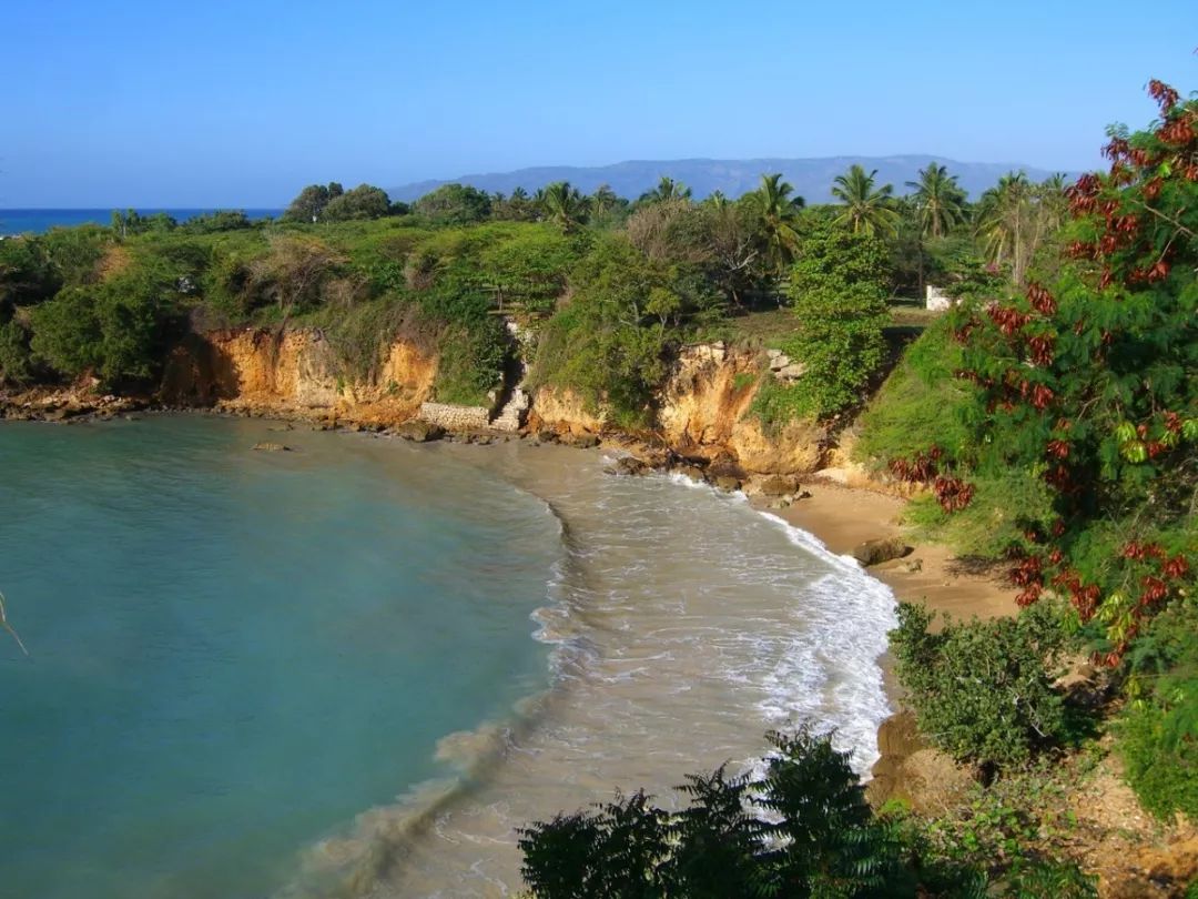 海地东接多米尼加共和国,北濒大西洋,南临加勒比海,西与古巴和牙买加