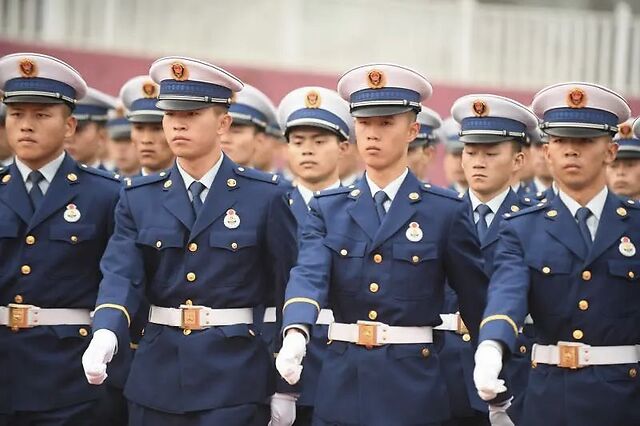 同一天,两地举行授衔仪式,541名消防员首次宣誓