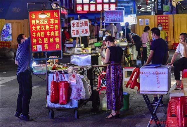 武昌大成路夜市:半边热闹半边宁静