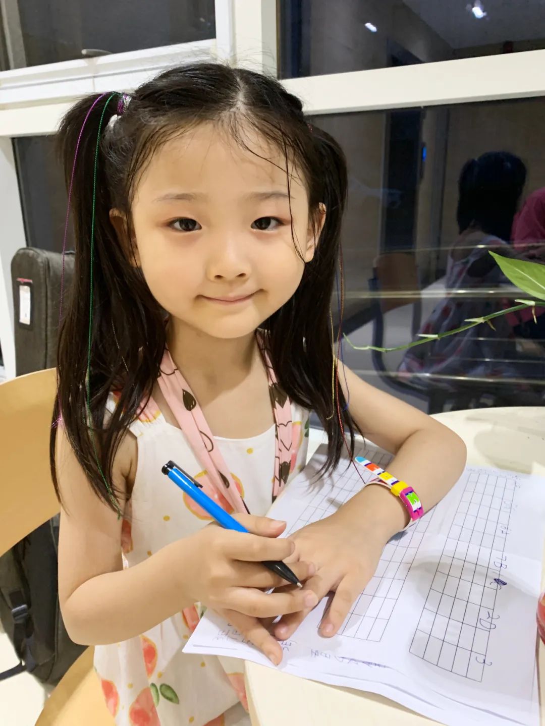 6岁中国小女孩火爆外网,外国大神为她伴奏,超模bella求认识,网友:又骗