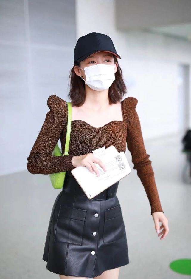 李沁现身机场复古紧身上衣配皮裙秀牛奶腿好身材一览无遗
