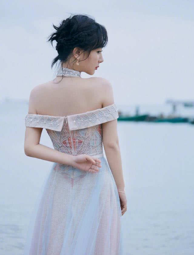名门泽佳:杨紫身穿露肩樱花粉裙,仙气十足,效果性感又迷人