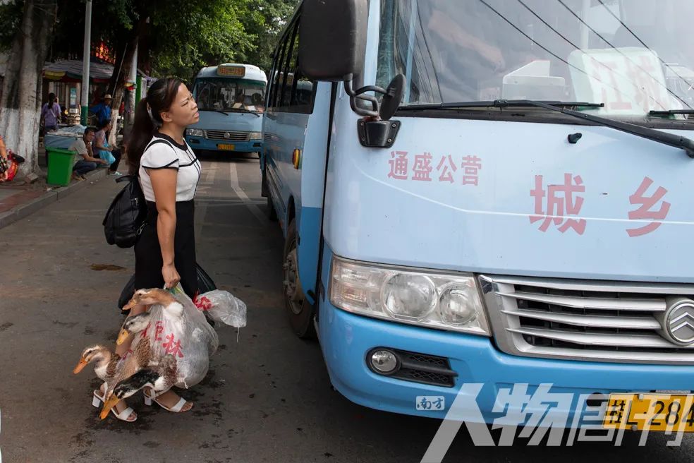 搭上乡村公交车，和司机乘客聊聊他们的故事